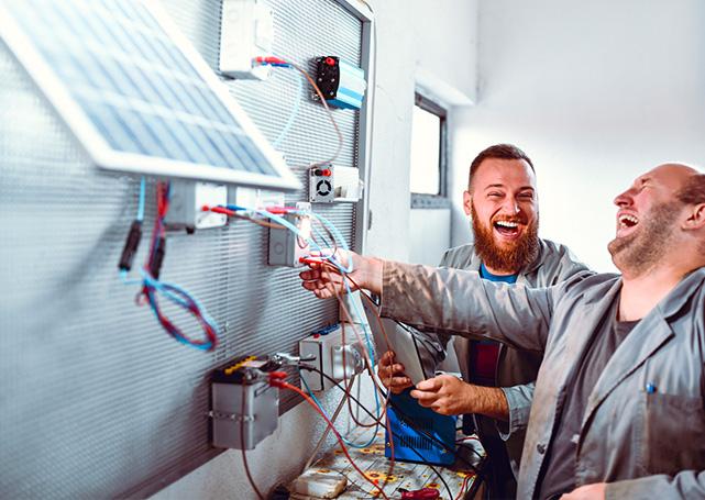 roześmiani instalatorzy fotowoltaiki